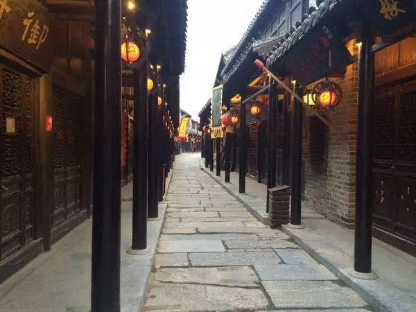 相亲三个月，没见双方父母，但是计划和自家还有亲戚旅游，这期间领对象去合适么，她会答应么